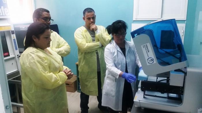 Al centro la doctora María de Lourdes Sánchez, junto a especialistas del ipk que han venido a adiestrar a los expertos villaclareños en el empleo de la moderna técnica. Foto del autor