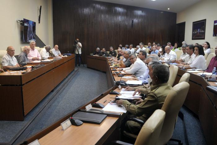Díaz-Canel se refirió a la experiencia vivida en La Habana con la determinación de locales que se encontraban en desuso con el objetivo de convertirlos en viviendas para los damnificados. 