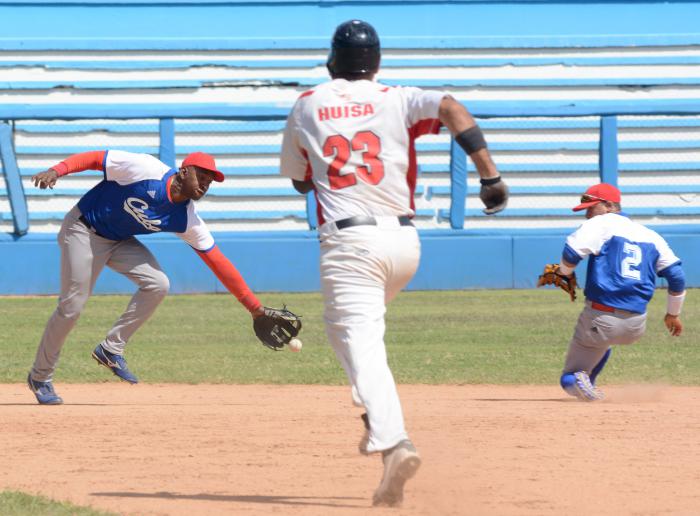 Tope preparatorio de la preselección de beisbol de cuba contra equipo de Perú