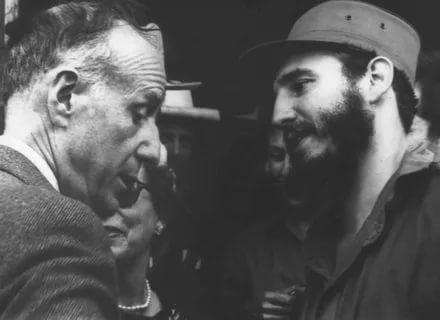 El periodista Herbert L. Matthews publicó en The New York Times un artículo en el que se decía que a Fidel lo quiere el pueblo y eso es lo más importante. En la foto, el periodista y el Comandante en Jefe. foto: fidel soldado de las ideas