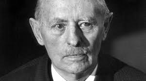 Su meteórica carrera lo llevó durante la II Guerra Mundial de oscuro mayor en 1939 a ser ascendido personalmente por Adolf Hitler a mayor general. 
