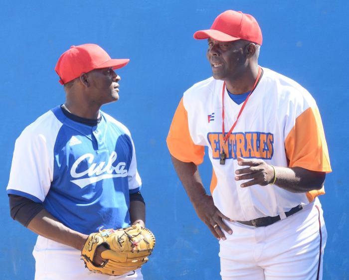 Tope preparatorio de la preselección de beisbol de cuba contra equipo de Perú entrenador de picheo javier galvez