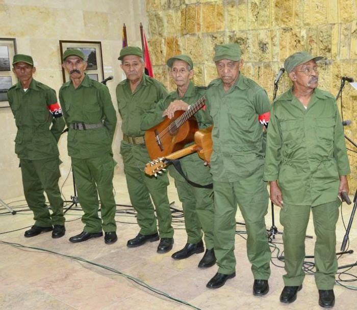 Alcides es el segundo combatiente de derecha a izquierda.