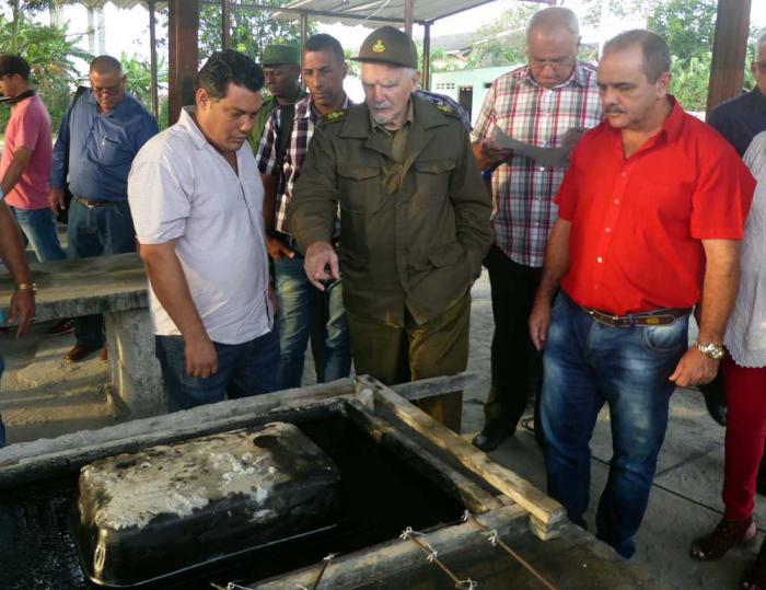 Evalúa Ramiro Valdés la construcción de viviendas y la producción de materiales