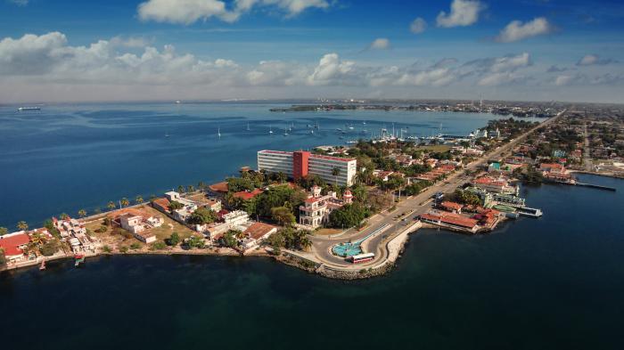 La urbe está ubicada en la llamada península de la Majagua, a la orilla de la bahía de Jagua;  esta bahía de nombre aborigen (significa origen, fuente, manantial, riqueza) está abierta al mar Caribe por un estrecho canal que sirve de acceso a las embarcaciones que usan el puerto. 