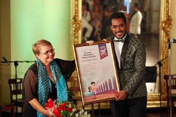La profesora María Victoria Oliver recibe el Premio Honorífico.