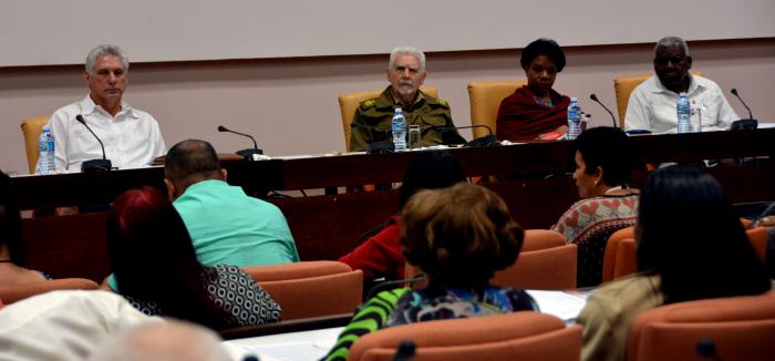 Con la presencia de Miguel Díaz-Canel Bermúdez, Presidente de los Consejos de Estado y de Ministros, Esteban Lazo Hernández, Presidente de la ANPP,el Comandante de la Rewvolución Ramiro Valdés Menéndez y otros vicepresidentes, sesionó la comisión de los Servicios con la participación de diputados de otras comisiones para analizar el tema de los subcidios para la compra de materiales de la construción y la viviernda.