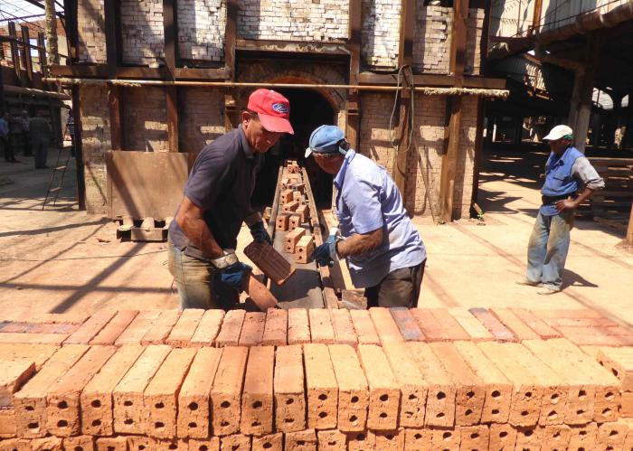 La elaboración de elementos de pared a partir del barro, que tiene un menor costo, es una de las prioridades del Programa de producción local de materiales de la construcción, imprescindible para dar respuesta a las demandas del fondo habitacional del país. Foto: Miguel Febles