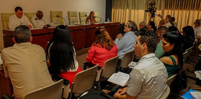 Comisiones Permanentes de Trabajo, de la Asamblea Nacional del Poder Popular (ANPP), en el palacio de Convenciones de la Habana, Comisión Asuntos Económicos, presidido por, Esteban Lazo Hernández, Presidente de la Asamblea Nacional del Poder Popular y Oscar Luis Hung Pentón, presidente de la comisión de Asuntos Económicos de la ANPP