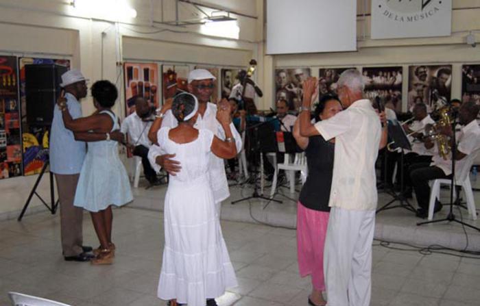 Varios momentos en este abril piensan en el danzón. foto: archivo de granma
