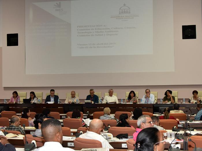 El Presidente cubano resaltó la importancia de los Centros Universitarios Municipales en los territorios. foto: Estudios Revolución