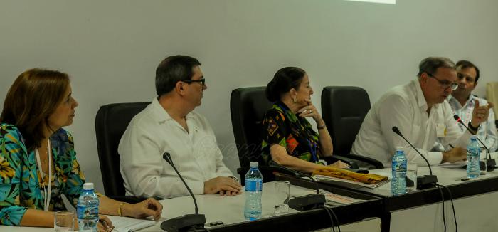 comisiones Permanentes de Trabajo, de la Asamblea Nacional del Poder Popular (ANPP), en el palacio de Convenciones de la Habana, Comisión Relaciones Internacionales, presidida por,Yolanda Ferrer Gómez, Presidenta de la Comisión Permanente de Relaciones Internacionales de la Asamblea Nacional del Poder Popular y
Bruno Eduardo Rodríguez Parrilla. Ministro Cubano de Relaciones Exteriores