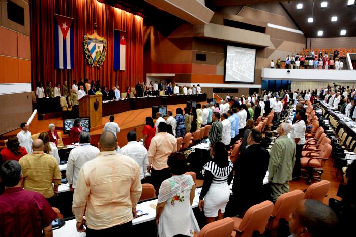 Presidida por el General de Ejército Raúl Castro Ruz, Primer Secretario del CCPCC y Miguel DíazCanel Bermúdez, Presidente de los Consejos de Estado y de Ministros, y la conducción de Esteban Lazo Hernández, Presidente de la ANPP, sesionó la sesión extraordinaria del parlamento en su 9na Legislatura.
Minuto de silencio por la muerte del diputado José Ramón Fernández.