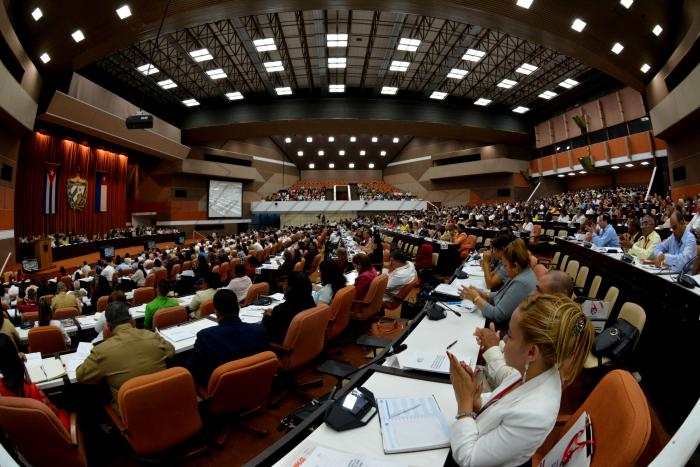 Presidida por el General de Ejército Raúl Castro Ruz, Primer Secretario del CCPCC y Miguel DíazCanel Bermúdez, Presidente de los Consejos de Estado y de Ministros, y la conducción de Esteban Lazo Hernández, Presidente de la ANPP, sesionó la sesión extraordinaria del parlamento en su 9na Legislatura.