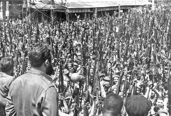Fidel Castro proclama el carácter socialista de la Revolución en el entierro a las víctimas del bombardeo a los aeropuertos del 15 de abril.