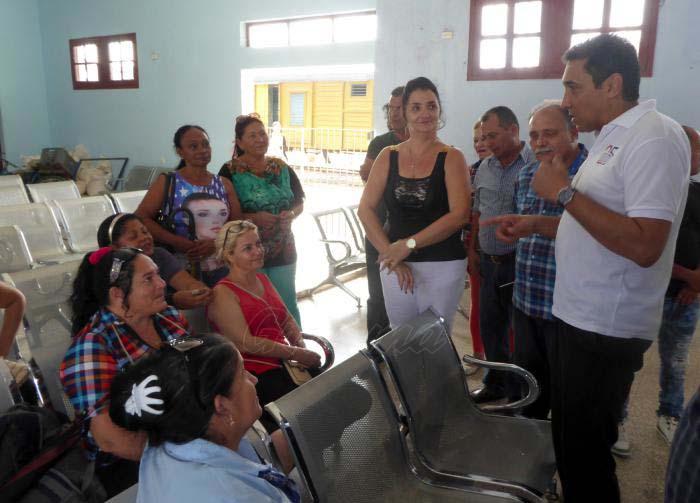 El ministro del transporte Eduardo Rodríguez Dávila, en dialogó con trabajadoras que prestarán servicio en el tren Holguín-Habana 
