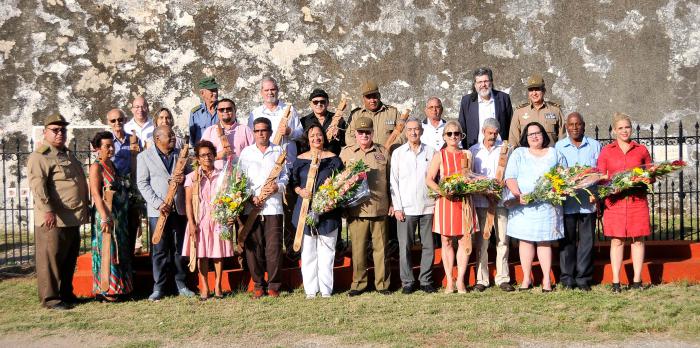 Personas que recibieron la Replica del Machete del General Máximo Gómez.