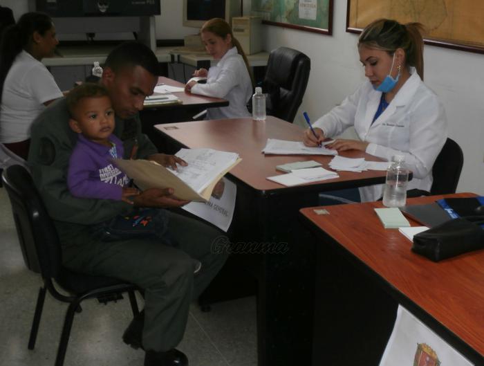 El teniente Romero, con su hijo Santiago Manuel, frente a la doctora cubana. foto del autor