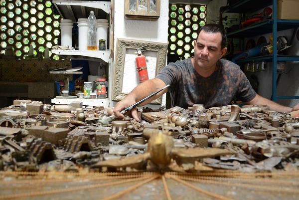  La cerámica, la escultura, la instalación, el ensamblaje o el ready made son algunas de las clasificaciones que han servido para identificar el trabajo de Tomás Núñez