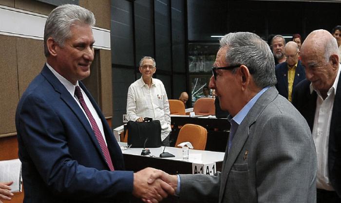El General de Ejército Raúl Castro al frente del Partido y Miguel Díaz-Canel en la jefatura del Estado asumen misiones y deberes que se complementan y garantizan la unidad de acción. 