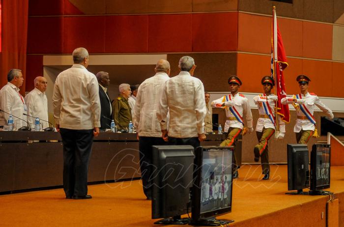 Se  inicia en el Palacio de las Convenciones las sesiones finales del XXI Congreso de la CTC, presididas por el Segundo Secretario del Comité Central del Partido, José Ramón Machado Ventura, y el primer vicepresidente de los Consejos de Estado y de Ministros, Salvador Valdés Mesa, Antes de iniciar sus labores, el plenario recibió con una ovación la Bandera XXI Congreso que recorrió colectivos laborales destacados de todo el país.