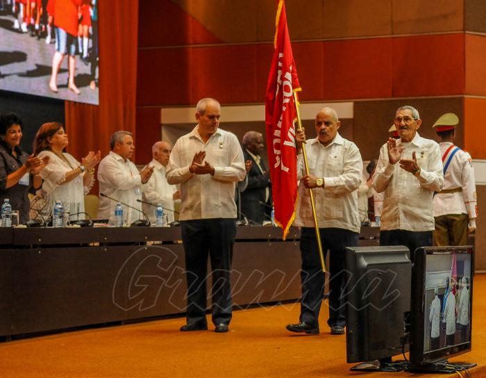 Se  inicia en el Palacio de las Convenciones las sesiones finales del XXI Congreso de la CTC, presididas por el Segundo Secretario del Comité Central del Partido, José Ramón Machado Ventura, y el primer vicepresidente de los Consejos de Estado y de Ministros, Salvador Valdés Mesa, Antes de iniciar sus labores, el plenario recibió con una ovación la Bandera XXI Congreso que recorrió colectivos laborales destacados de todo el país.
