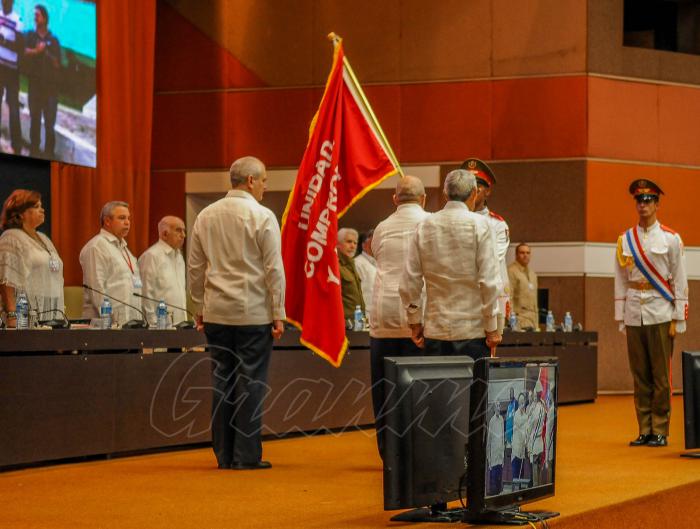 Se  inicia en el Palacio de las Convenciones las sesiones finales del XXI Congreso de la CTC, presididas por el Segundo Secretario del Comité Central del Partido, José Ramón Machado Ventura, y el primer vicepresidente de los Consejos de Estado y de Ministros, Salvador Valdés Mesa, Antes de iniciar sus labores, el plenario recibió con una ovación la Bandera XXI Congreso que recorrió colectivos laborales destacados de todo el país.