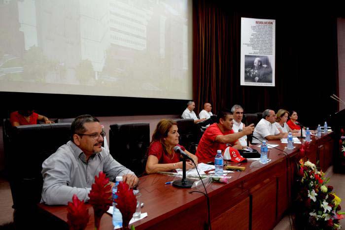 Los más de cien delegados e invitados del sector de la Salud que participan en el XXI Congreso de la CTC tuvieron un encuentro con la dirección de BioCubaFarma en el Centro de Ingeniería Genética y Biotecnología y en dependencias de la misma, así como fueron re4cibidos en el Hospital Hermanos Ameijeiras.