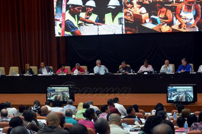 Miguel Díaz-Canel Bermúdez, Presidente de los Consejos de Estado y de Ministros; Ulise Guilarte de Nacimiento, secretario general de la CTC; otros miembros del Buró Político y del Secretariado; así como los ministros de los diferentes sectores de la economía, participaron en el trabajo de la comisión 2 del XXI Congreso de la CTC sobre el aporte de los trabajadores a la eficiencia que demanda la economía del país y el papel del sindicato en la materialización de sus prioridades.