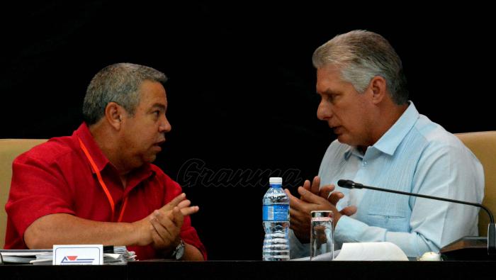 Miguel Díaz-Canel Bermúdez, Presidente de los Consejos de Estado y de Ministros; Ulise Guilarte de Nacimiento, secretario general de la CTC; otros miembros del Buró Político y del Secretariado; así como los ministros de los diferentes sectores de la economía, participaron en el trabajo de la comisión 2 del XXI Congreso de la CTC sobre el aporte de los trabajadores a la eficiencia que demanda la economía del país y el papel del sindicato en la materialización de sus prioridades.