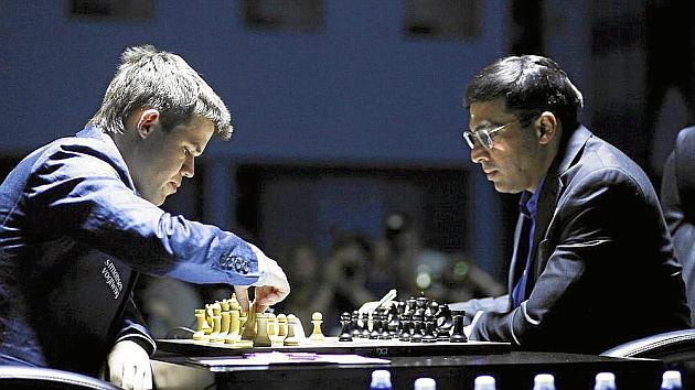 Magnus Carlsen (izquierda) y Viswanathan Anand  habían entablado este lunes. 