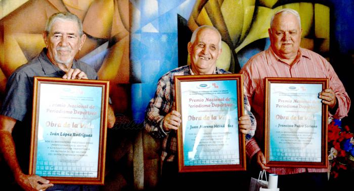Premio nacional por la obra de la vida que confiere el INDER a tres grandes profesionales del periodismo deportivo cubano, Iván López Rodríguez comentarista y analista deportivo(TV) cubana, Juan Moreno Hernández fotorreportero (JR) y Francisco (pacho) Soriano comentarista y analista (Radio y TV MTZ).
