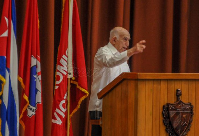 El General de Ejército Raúl Castro Ruz, Primer Secretario del Comité Central del Partido Comunista de Cuba, y Miguel Díaz-Canel Bermúdez ,Presidente de los Consejos de Estado y de Ministros y Ulises Guilarte de Nacimiento, Secretario General de la CTC, Presiden sesión de clausura del XXI Congreso de la CTC en el salón Plenario del Palacio de Convenciones de La Habana