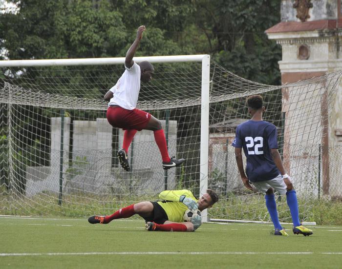 Futbol, juego entre los equipos  Habana y Mayabeque en el estadio de la Polar.