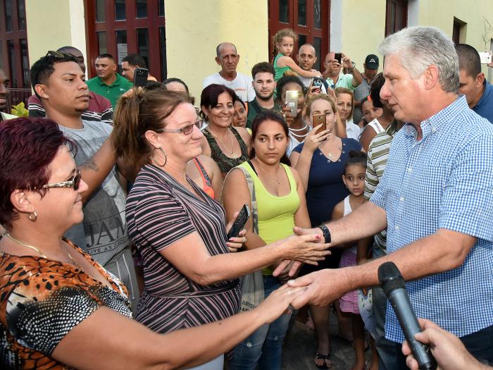 En cada visita gubernamental el Presidente va al encuentro con su pueblo. Foto: Estudios Revolución