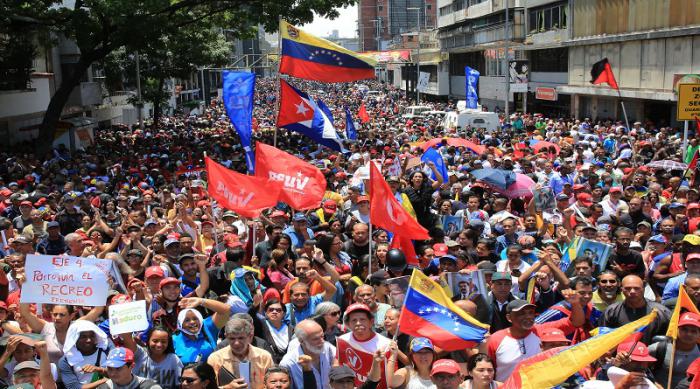 Manifestantes chavistas se concentraron en horas de la tarde para darle su respaldo al presidente constitucional Nicolás Maduro.  FOTO: VTV
