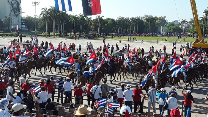 Más de 350 mil santiagueros protagonizaron un contundente desfile.