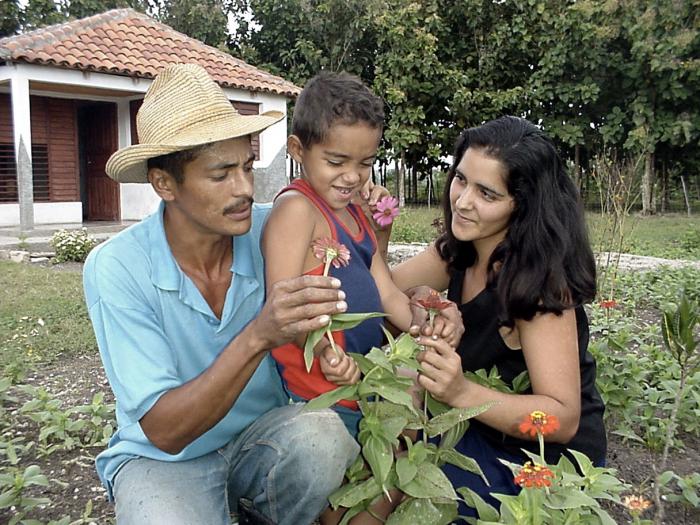Familia-Reportaje en la cuenca del Cauto.
 30 - Nov.- 2001. Foto: Ahmed Velazquez(CAUTO25)

Fami0014