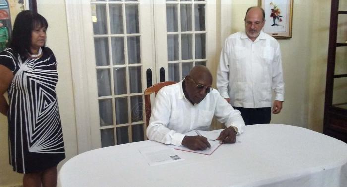 Valdés Mesa firma el libro de condolencias en la Embajada vietnamita. FOTO: del autor.