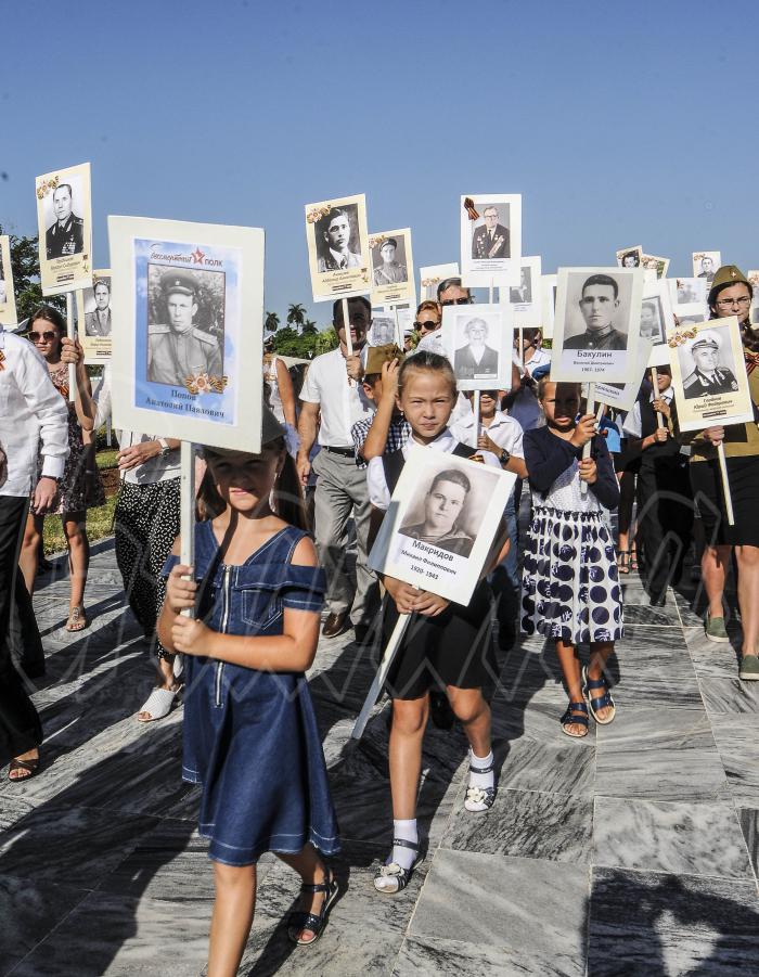 Niñas cubanas y rusas rinden tributo, en la Habana, a los caídos en la Gran Guerra Patria