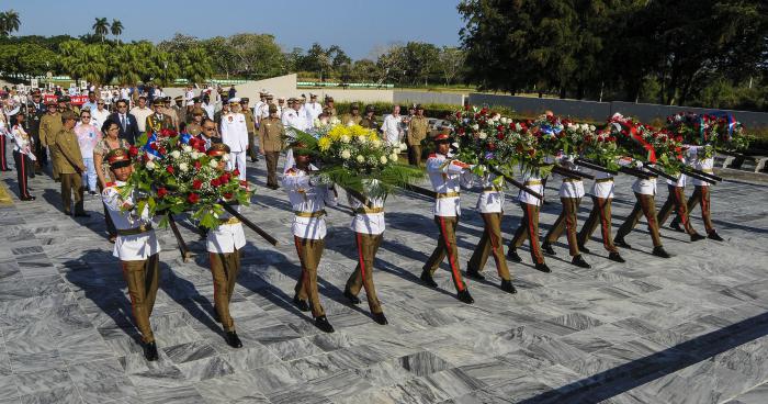 Ceremonia Militar de colocación de ofrenda floral con motivo del Aniversario 74 de la victoria sobre el facismo en el mausoleo al soldado soviético internacionalista