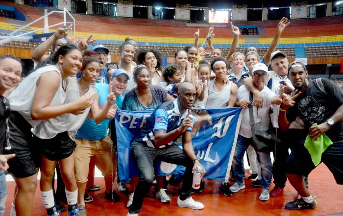 Las nuevas campeonas disfrutaron su victoria final. foto: ricardo lópez hevia