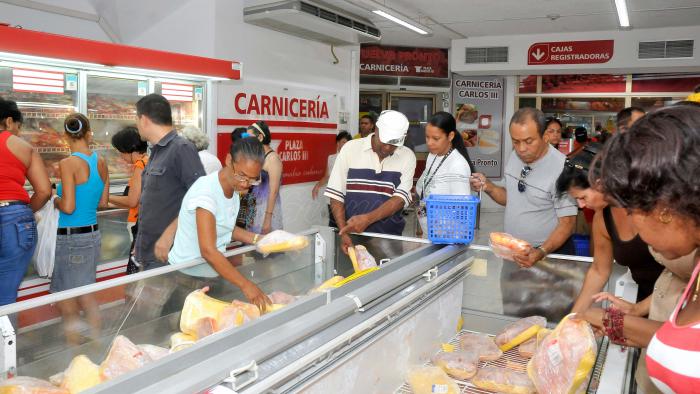 Recorrido efectuado a tiendas recaudadoras de divisas para comprobar cómo se comporta el suministro después de aplicarse en el día de hoy los  nuevos precios de productos alimenticios.
Mercado de Carlos III.
