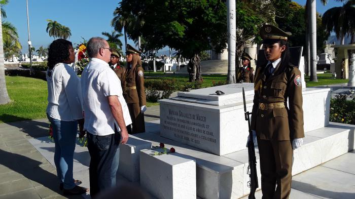 Junto a la ofrenda floral a nombre del pueblo cubano, Lázaro Expósito y Beatriz Johnson, encabezaron el homenaje a Mariana.