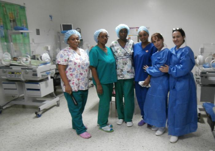 Doctoras y enfermeras cubanas en el hospital Rafael Osío de Cúa de Venezuela. Foto del autor