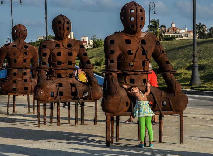Inauguracion de la XIII Bienal de La Habana: Detrás del muro, desde la punta hasta el parque Antonio Maceo, por la avenida Malecón