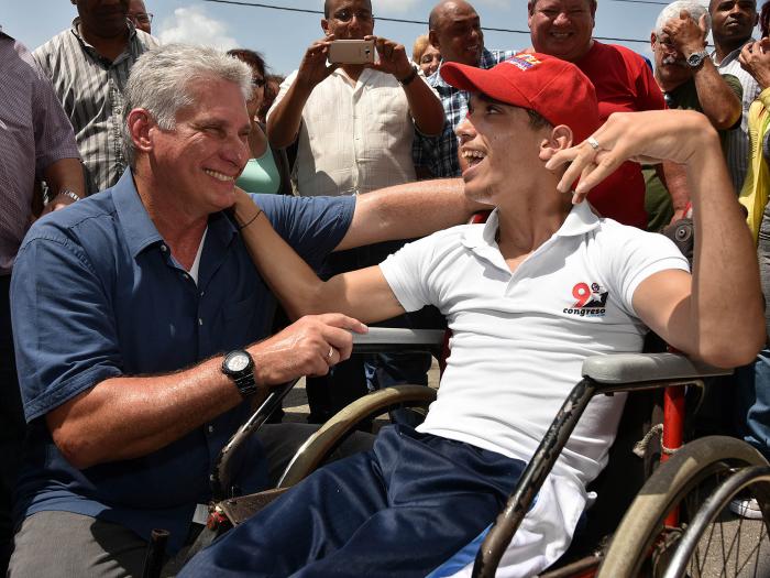 En la comunidad de Nueva Isabela, el Presidente conoció a Alejandro, un joven que quiere estudiar Derecho, como Fidel. 
