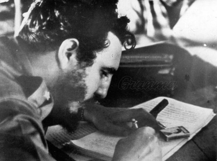 Fidel firmando la Ley de Reforma Agraria el 17 de mayo de 1959
