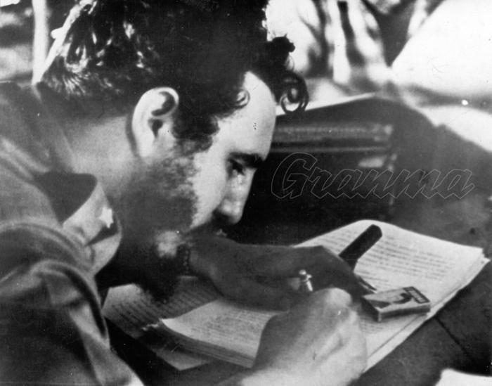 Fidel firmando la Ley de Reforma Agraria el 17 de mayo de 1959