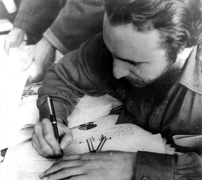 Fidel en el acto por la firma de la Reforma Agraria 